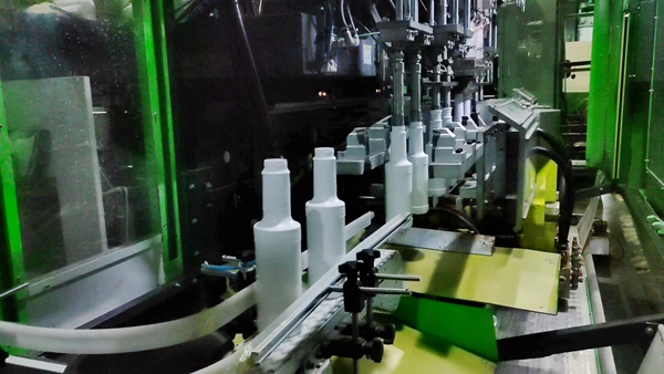 興田塑膠：吹塑生產(chǎn)車(chē)間自動(dòng)化傳送線(xiàn)