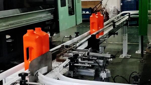 興田塑膠-吹塑車(chē)間自動(dòng)化傳送生產(chǎn)線(xiàn)