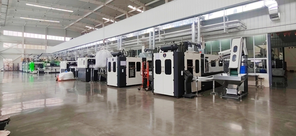 濟南興田塑膠吹塑及吹瓶產(chǎn)品生產(chǎn)車(chē)間