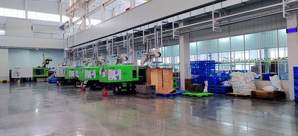 興田塑膠吹塑及吹瓶生產(chǎn)車(chē)間